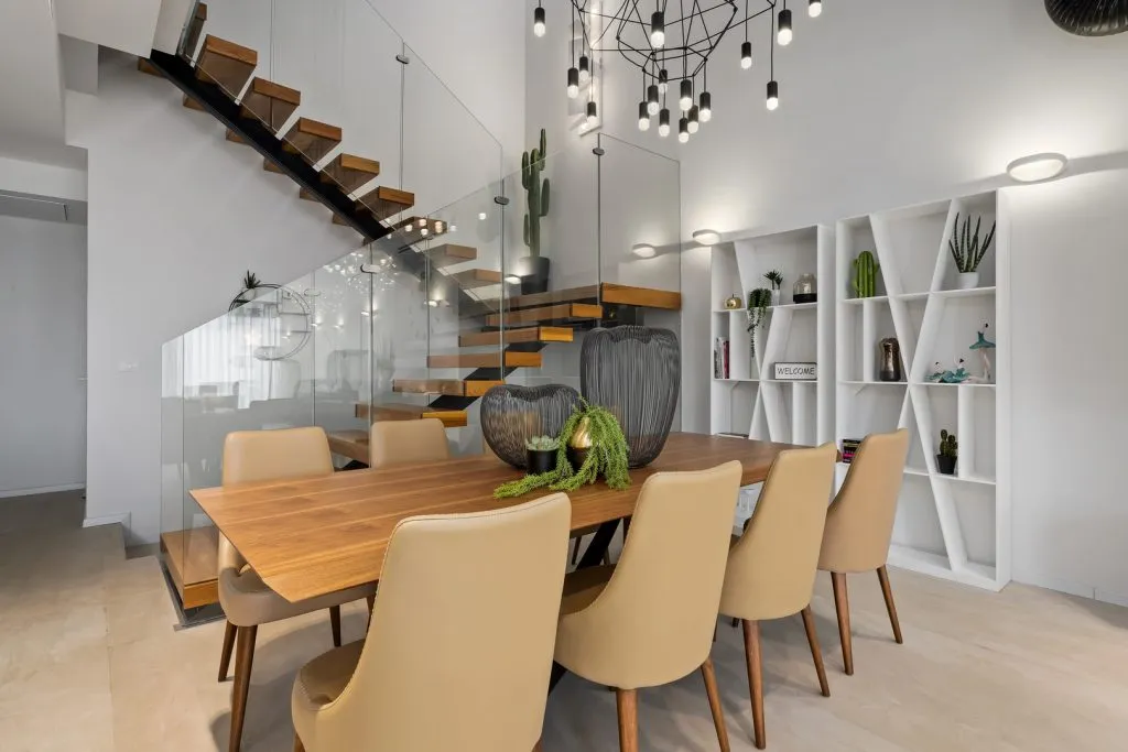 יבוא כסאות מסין לפינת אוכל מעוצבת בגוון קרם ורגלי עץ