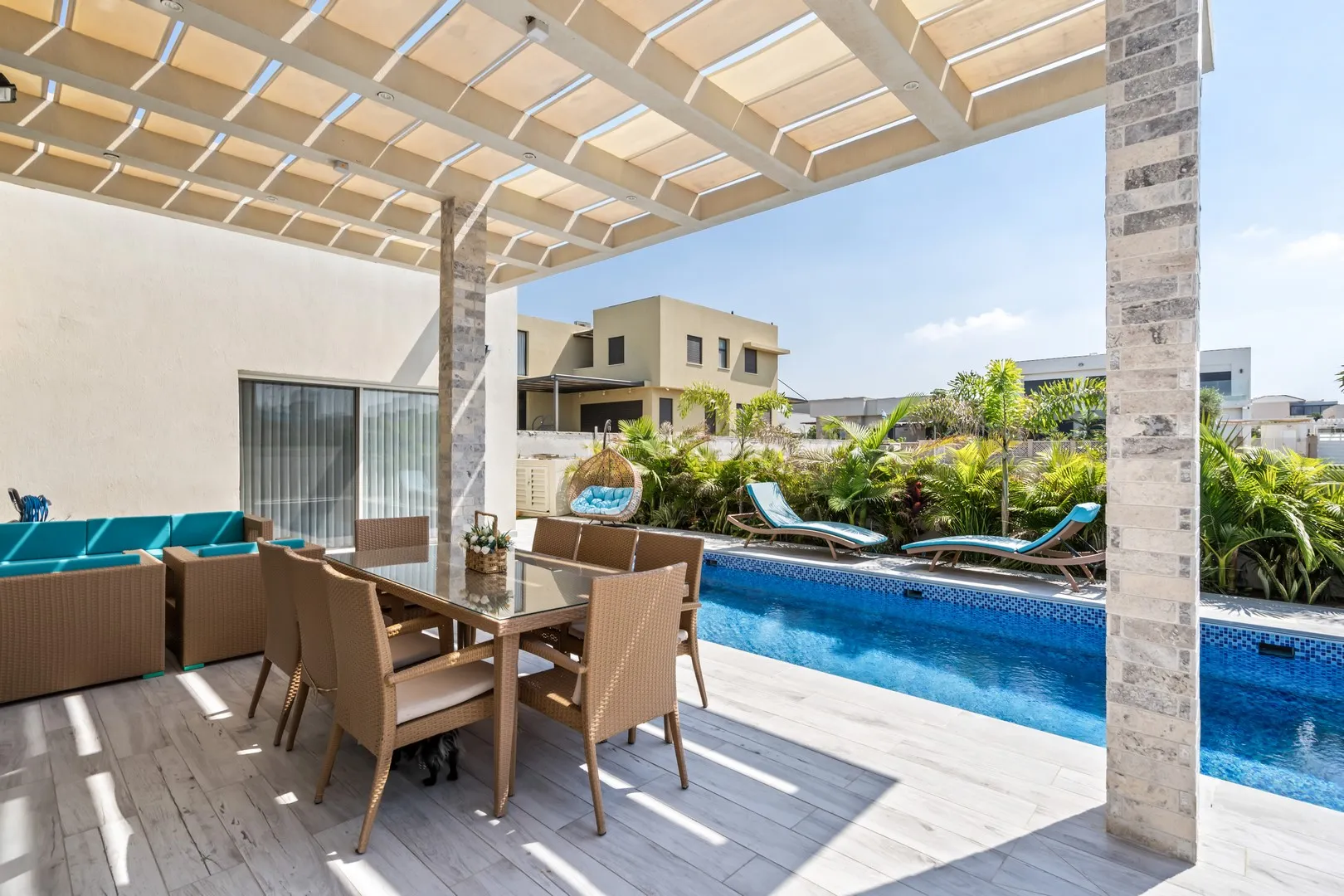 ריהוט גן שהוזמן לחצר הבית