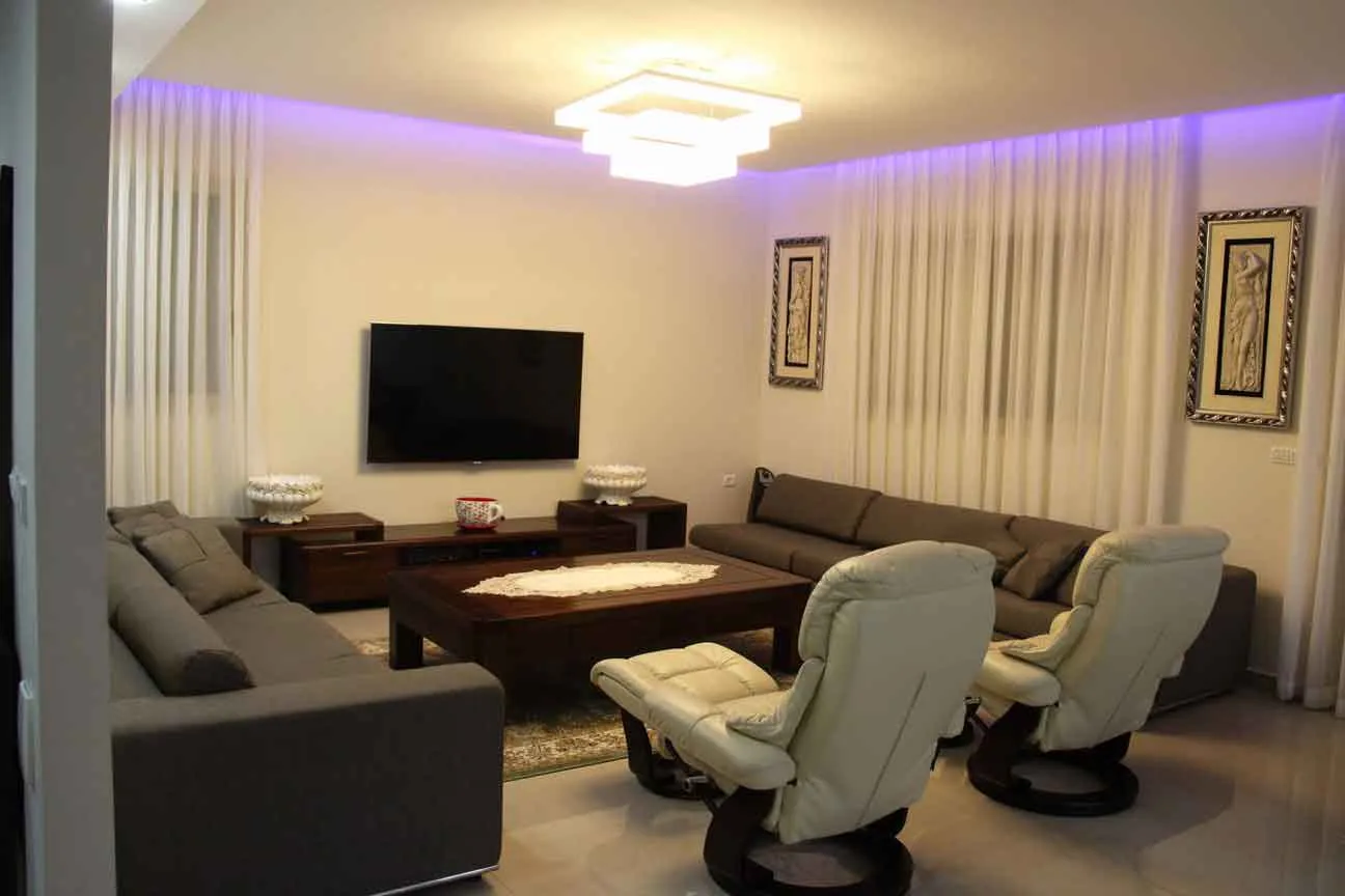 תמונה של ריהוט לבית המיובא מסין בעזרת חברת דיפרנט