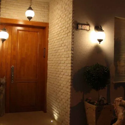 דלת כניסה בבית שנרכשה ביבוא מסין