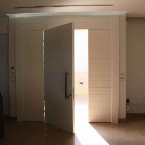 דלת בבית פרטי ביבוא מסין