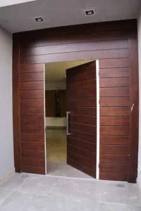 דלת כניסה בבית שנרכשה ביבוא מסין